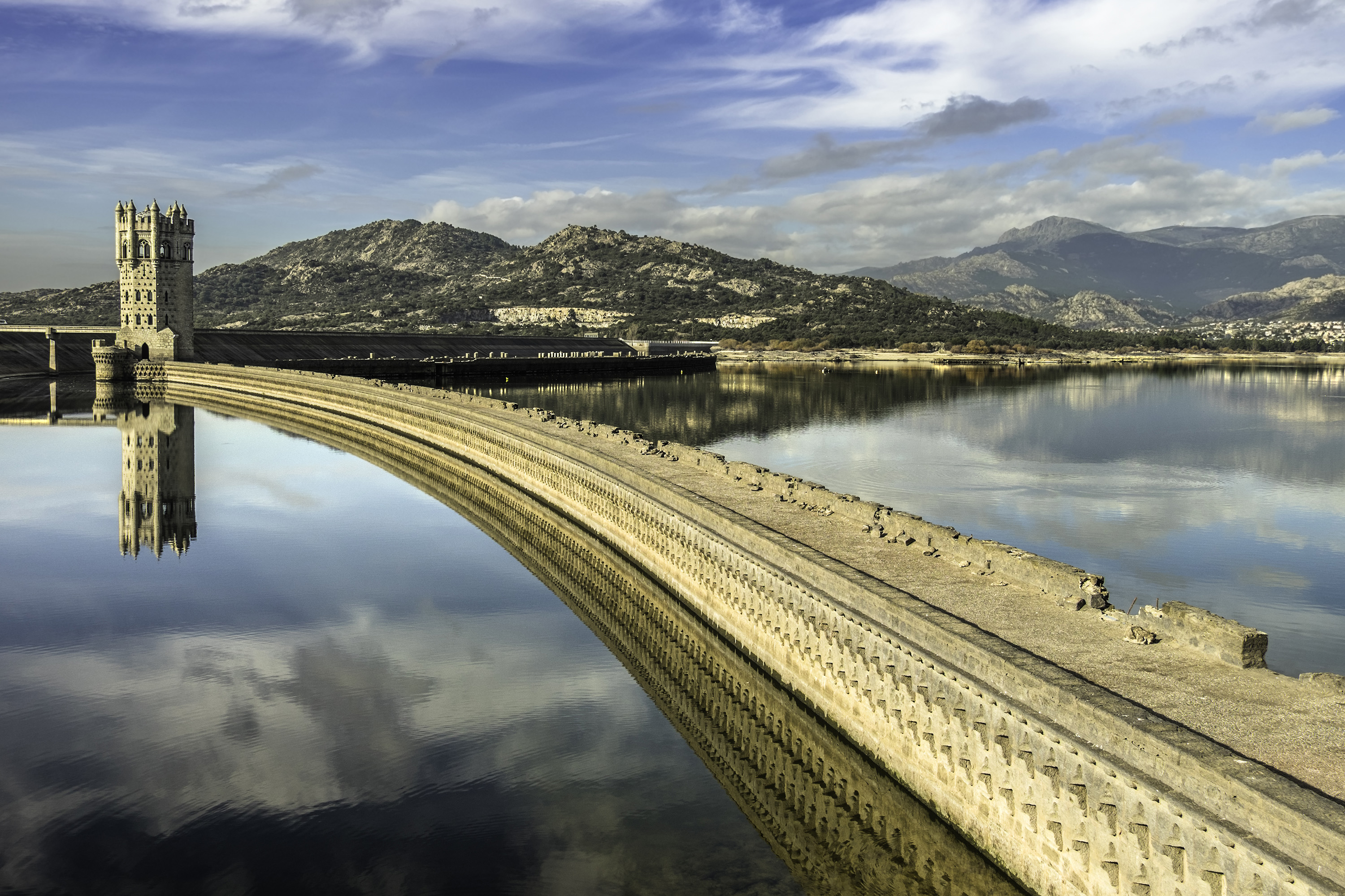 Presa de Manzanares el Real Sorigué